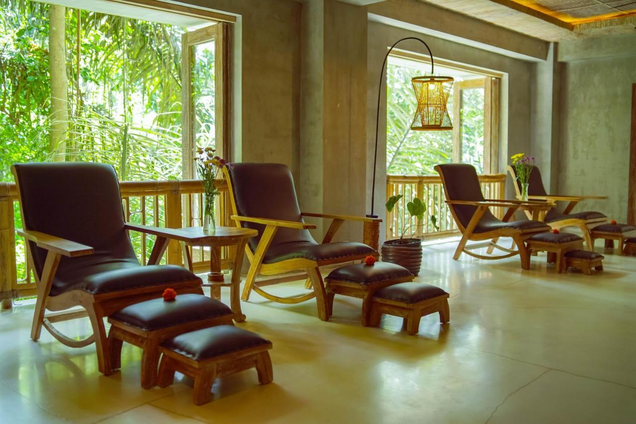 Kastara Resort Ubud  Ngoại thất bức ảnh The interior of a foot reflexology centre in Vietnam