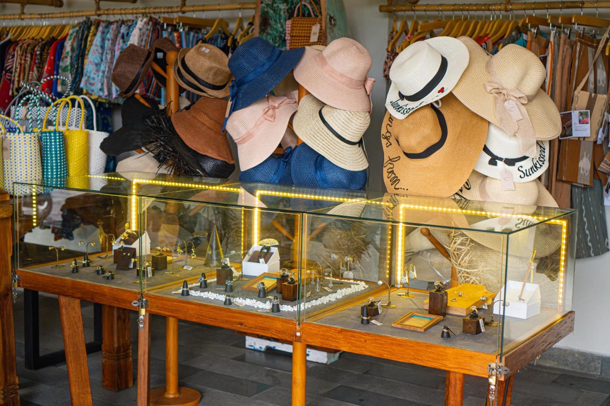 Kastara Resort Ubud  Ngoại thất bức ảnh A display of hats and other accessories at a shop in Panama City