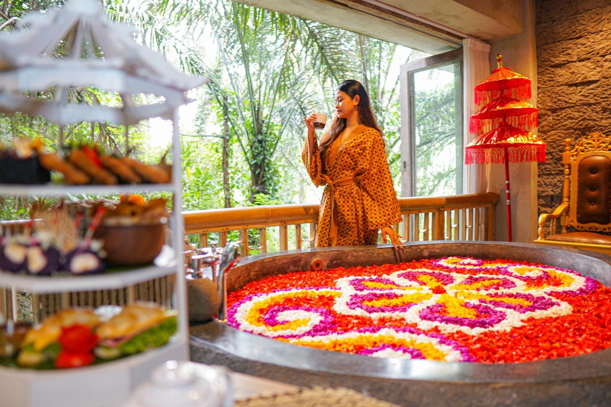 Kastara Resort Ubud  Ngoại thất bức ảnh A woman enjoying the spa at the resort